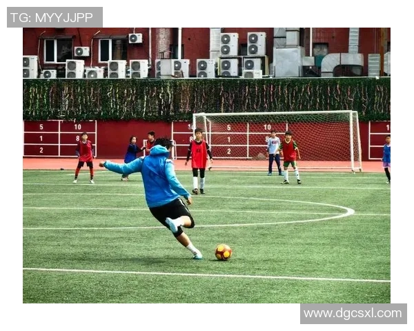 足球明星精彩踢点球瞬间集锦尽享球场魅力与技术之美