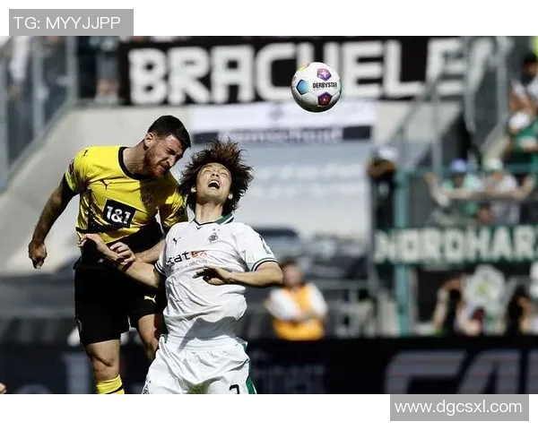 足球明星踢球时意外脱皮的真实照片展示运动员拼搏的艰辛与坚持